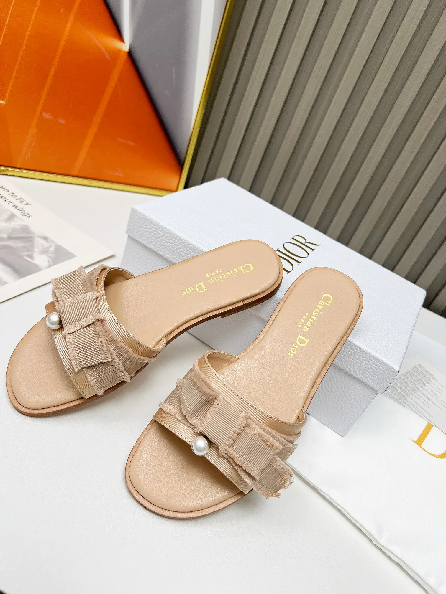 👟👟Ex-factory price 340👟👟 Genuine leather sole +40 DIOR purchasing grade Dior Dior new colors new elements DIOR spring and summer new round toe pearl open toe slippers, retro and versatile. The top version on the market. Upper: Original molded fabric Lining: Water-dyed sheepskin lining Size: #35-42 (40, 41, 42 custom-made, non-refundable)